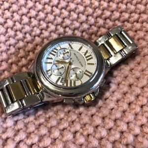 Great two-toned watch! Goes with everything.